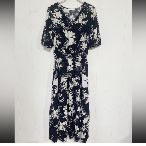 Dresses & Skirts - Absolutely Beautiful Floral Black and White Dress